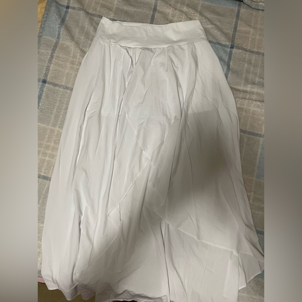 HALARA White High-Low Skirt